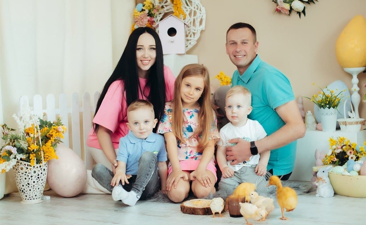 Дмитро Варшавський із дружиною виховують трьох діток – донечку та двох синів. Донечці скоро 7 років, синочкам – 4 та 2 рочки.