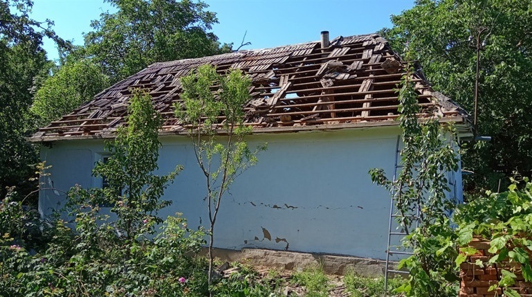 Пошкоджені уламками ракети будівлі на Городоччині