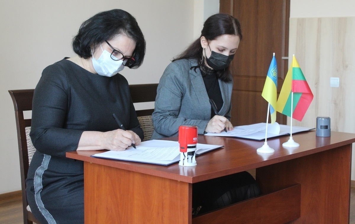 Меморандум підписали голова Городоцької громади Неоніла Андрійчук та заступниця директора ТОВ «АЙТІ ПРО» Анна Суржа, яка представляла проєкт «Моя Школа»