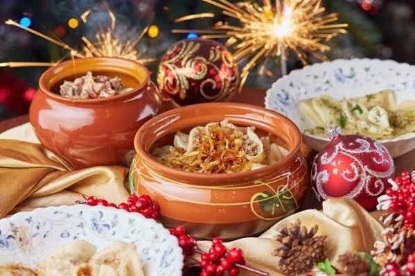 Також на святковому столі мали бути млинці, м'ясні страви, холодець, домашні ковбаси, пироги, різні салати, домашня консервація та узвар.