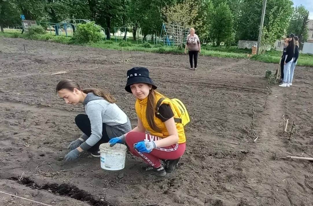 Ліцеїсти оволодівають навичками садівництва