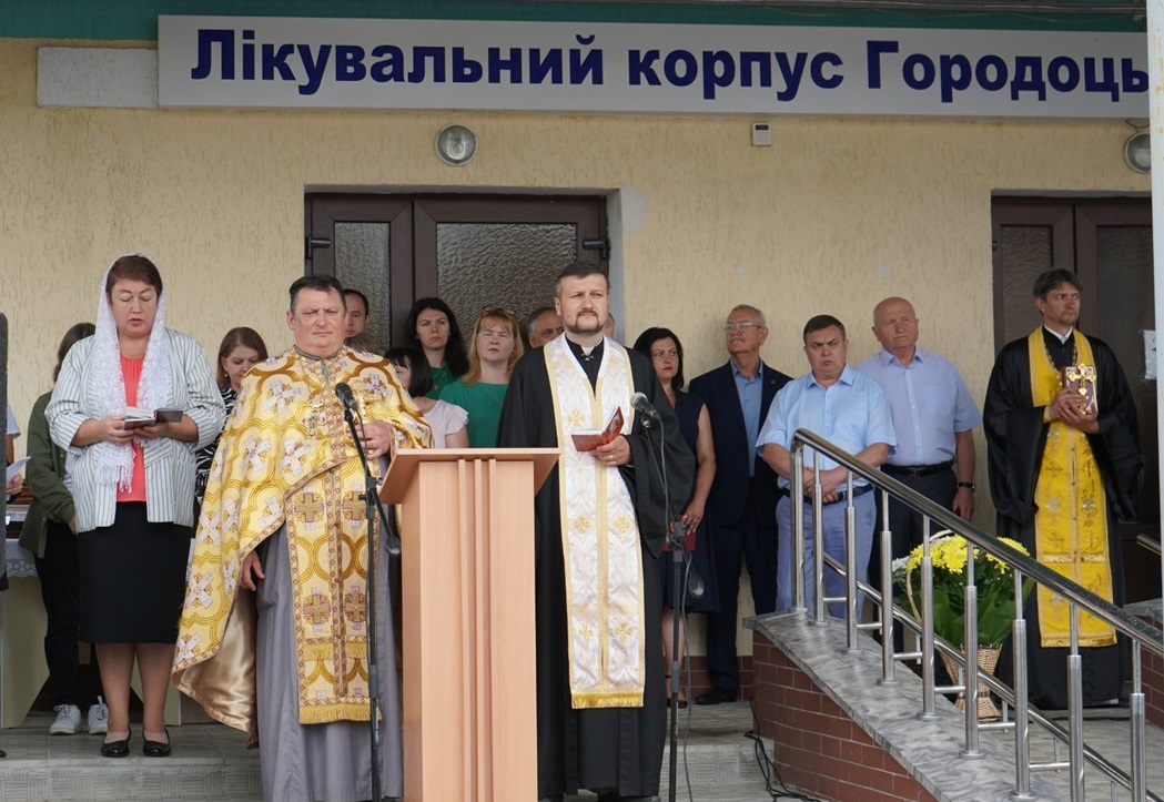 Розпочалося свято зі служби, яку провели священники різних конфесій.