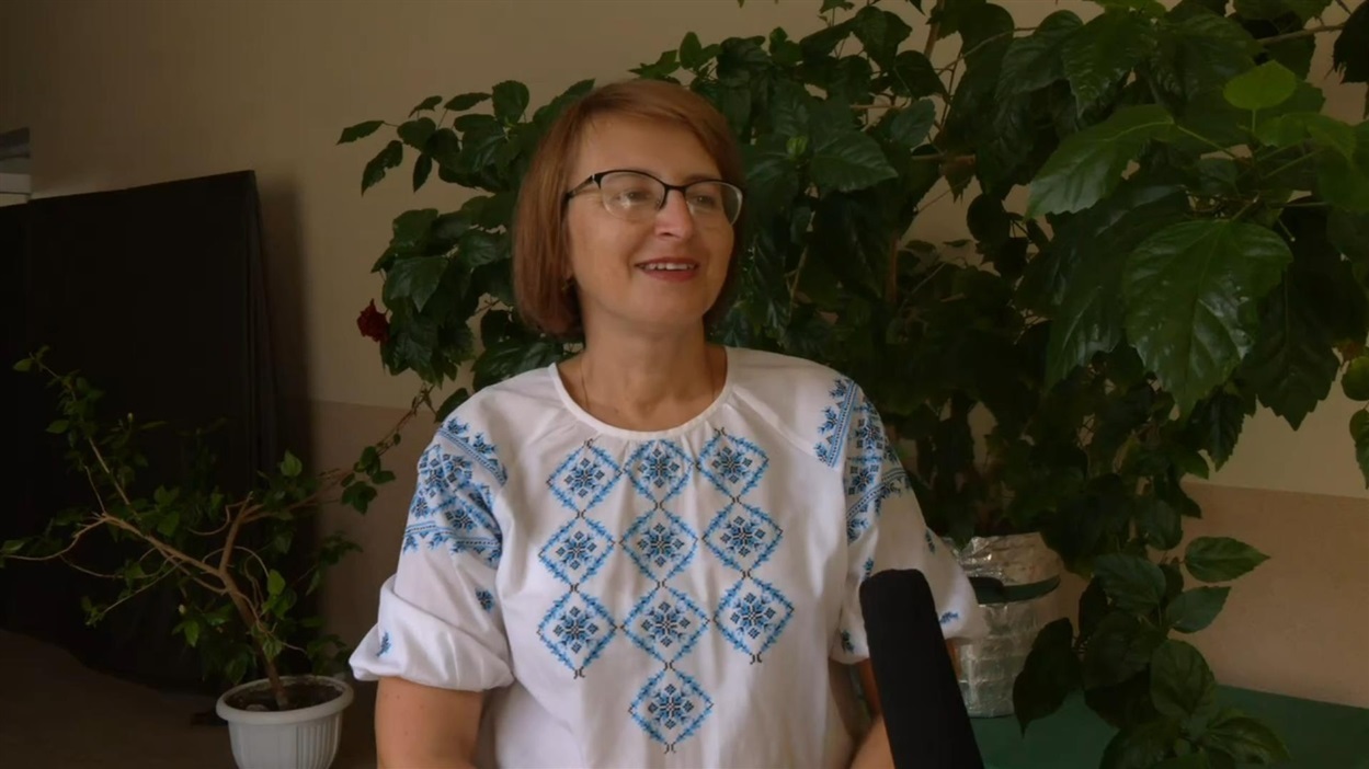 Тетяна Надворна розпочинала свою педагогічну діяльність з Бедриковецької школи. З 2025 року вона вчителька четвертого ліцею. Загальний стаж роботи педагоги нею — 30 років.