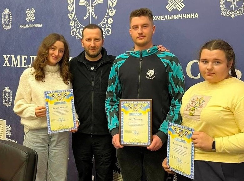 Сергій Тюрін з учасниками конкурсу Ангеліною Кішик, Макаром Котом та Ілоною Наліжитою.