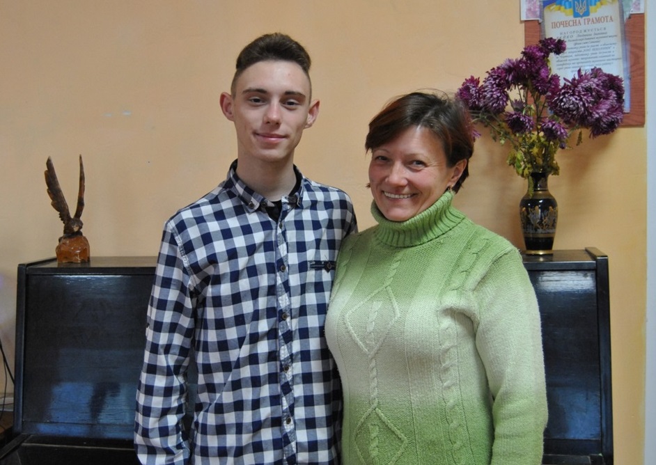 Людмила Вейко зі своїм вихованцем, Владом Тикою.