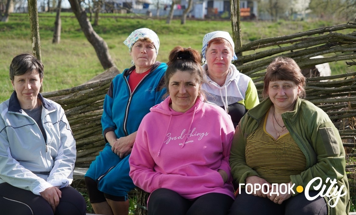 В очікуванні Наталії Пилипчук, натхненниці волонтерського осередку у селі Жищинці.