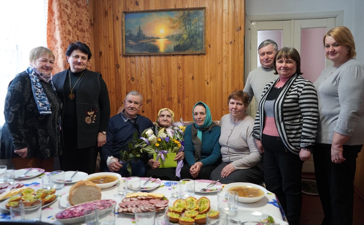З ювілеєм Ольгу Олексіївну вітали представники місцевої влади, аграрії, вчителі та вся велика родина. 
