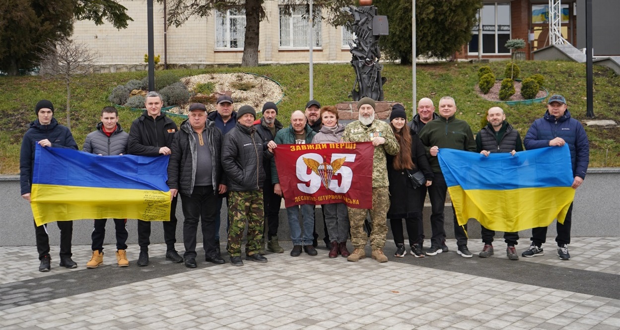 «Санта» разом із представниками БФ «Волонтери Городоччини»