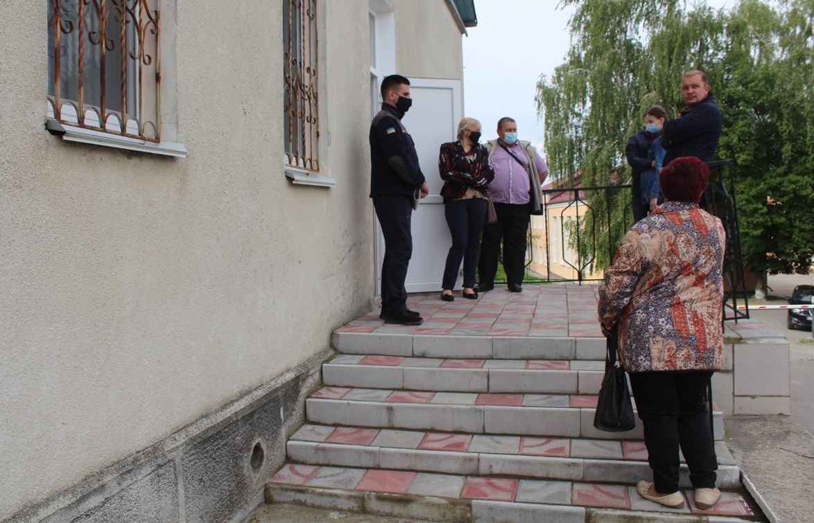Кров здавали у відділенні Лікарняного банку крові. Всього донорами стали 27 осіб, серед яких були і медичні працівники. 