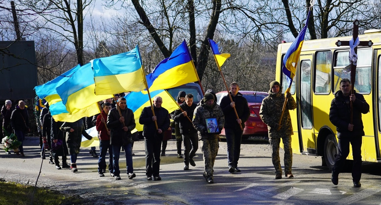 Похоронна процесія у селі Клинове прямує на кладовище