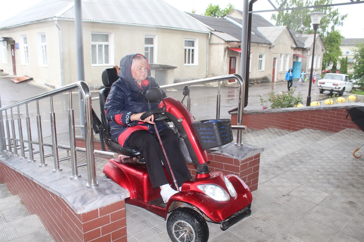 Пандус до нового корпусу лікарні — зручний та доступний.