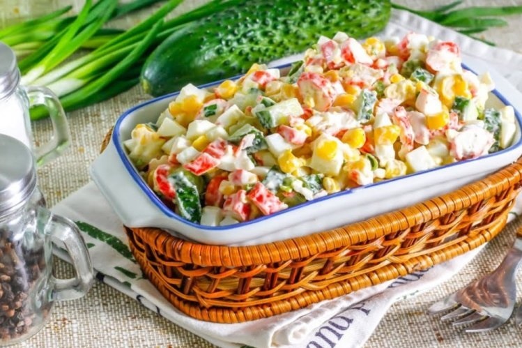 Салат із черемшею та крабовими паличками