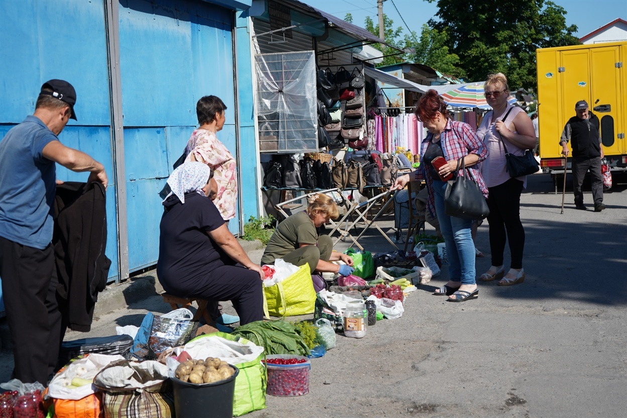Люди, що торгували на тротуарі біля парку, перейшли торгувати на вулицю біля ринку