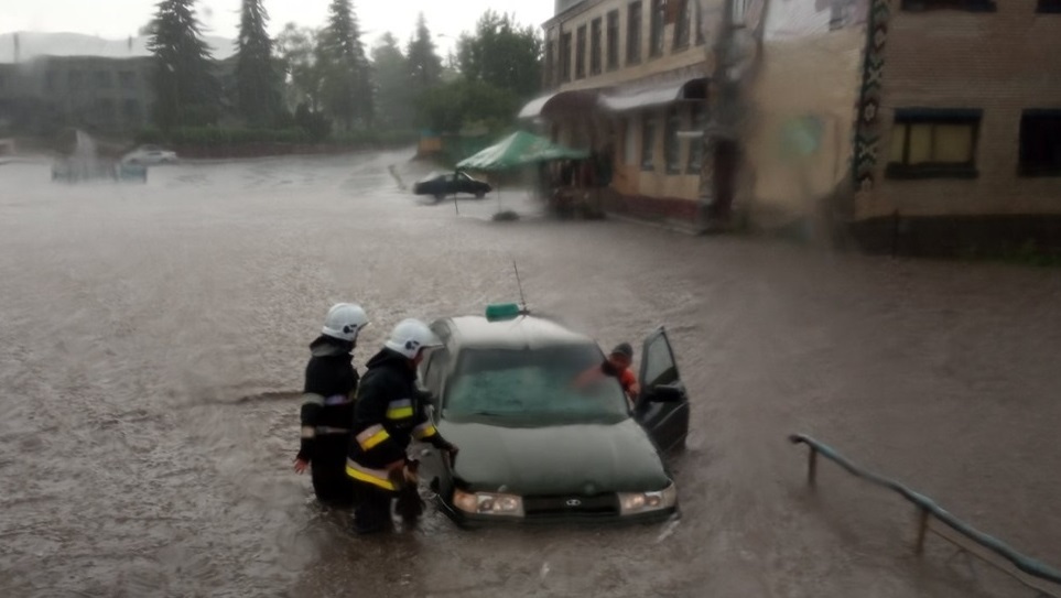 Рятувальники 39 ДПРЧ визволяють авто з водяної пастки у селі Лісоводи.