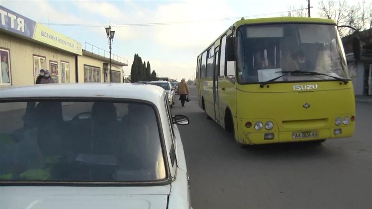 А поки що по місту курсують лише два автобуси комунального підприємства «Городоккомунсервіс».