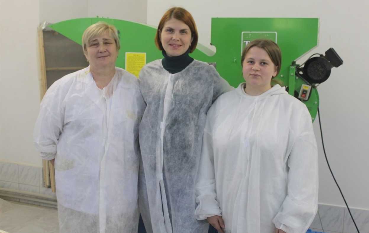 Керівниця підприємства «Скворушка», яке виготовляє продукти для людей, що потребують безбілкової дієти Юлія Щоличева разом із колегами.