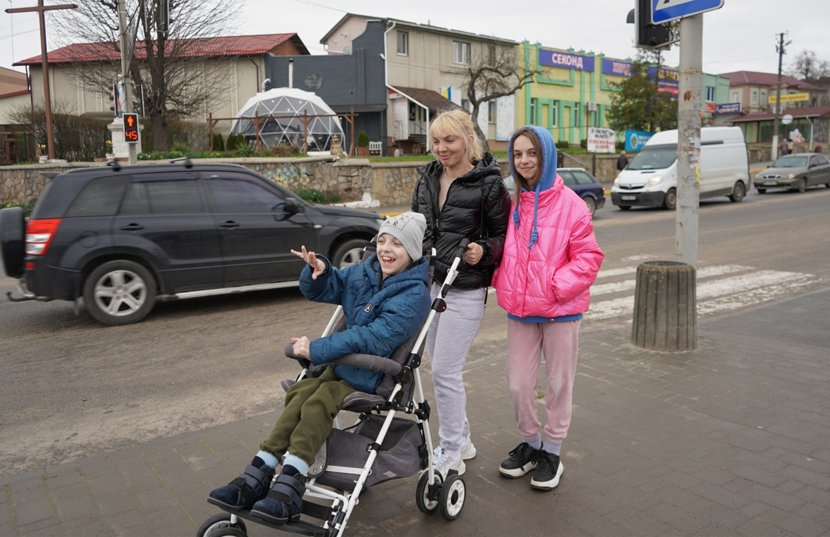 Гуляючи центром, зайти в кафе родина не може — високі сходи не дозволяють це зробити.