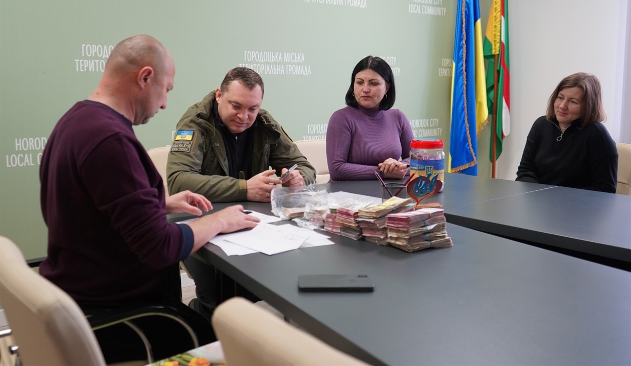 Підрахунок коштів зібраних Городоцькими освітянами. 