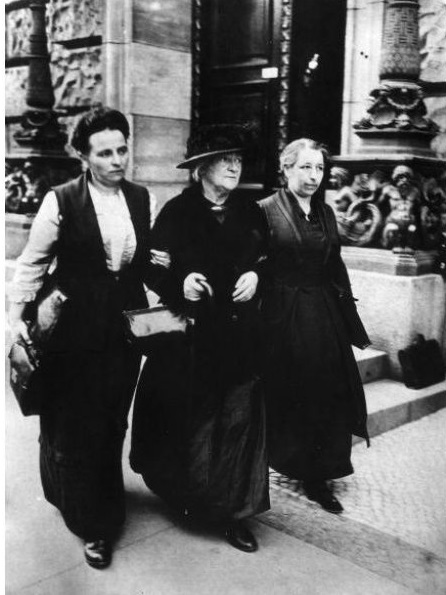 Клара Цеткін (у центрі) із соратницями по партії, Берлін, 1920 рік