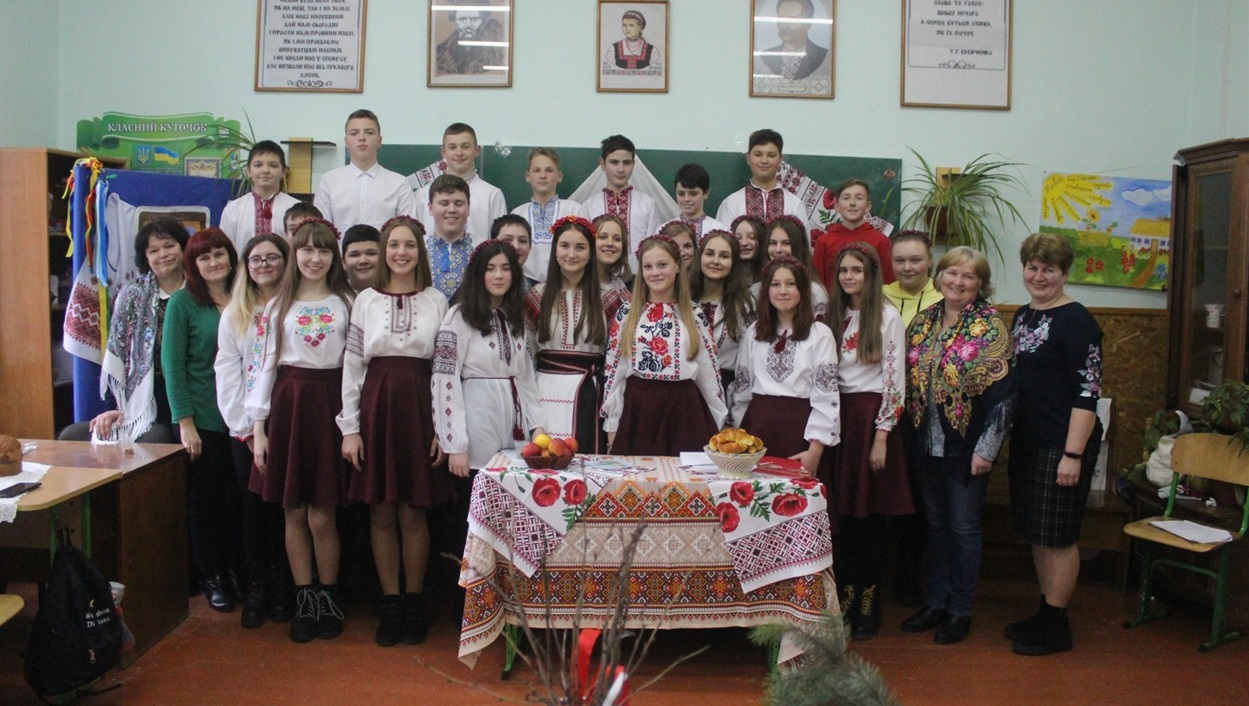 Юні актори, учні 8-Б класу, разом із наставниками.
