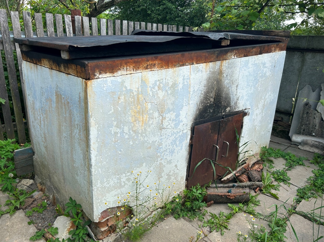 Вензарня, в якій коптять ковбасу. 
