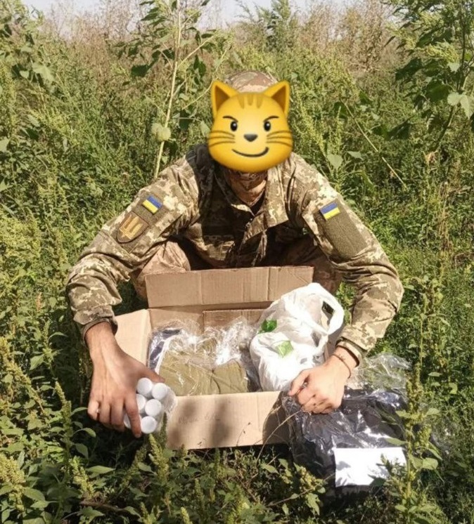 Військові отримують допомогу від волонтерів навіть у важкодоступних місцях.