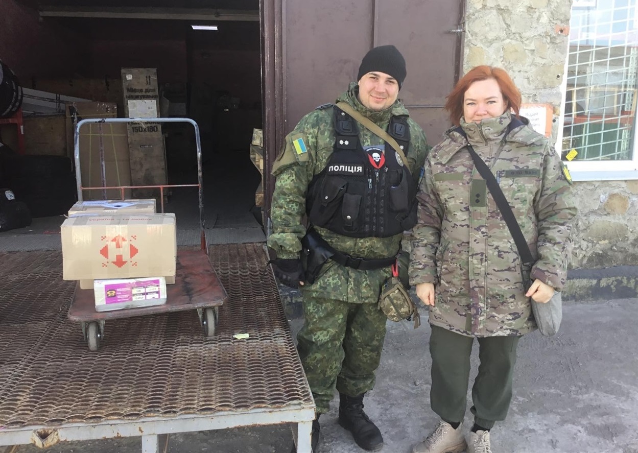 Пані Наталія отримує допомогу від волонтерів