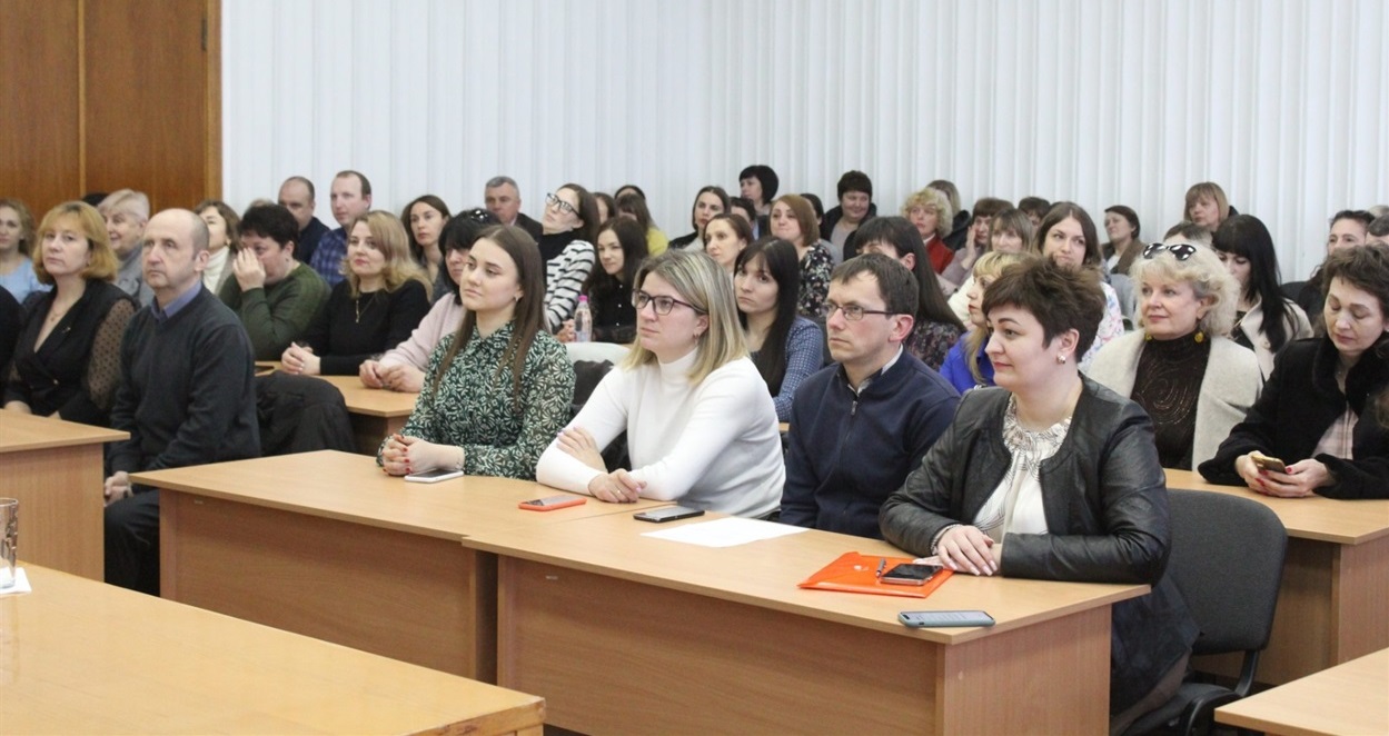 Педагоги Хмельниччини під час вручення ноутбуків