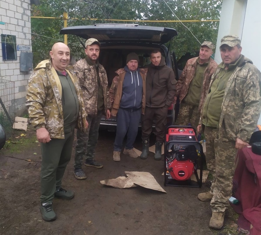 Волонтери з військовими на Сході України.