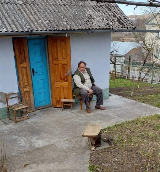 Олександр Скоріченко у Сатанові, у тимчасовому домі.