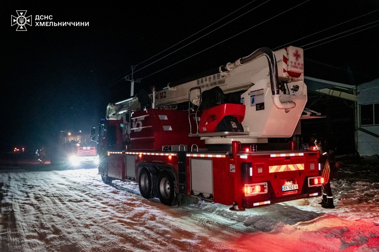 Рятувальники ДСНС ліквідовують пожежу після атаки дронів на Хмельниччину