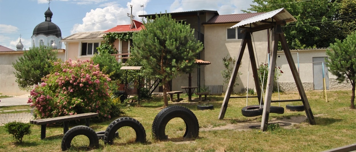 Обидва будинки мають спільне подвір'я.