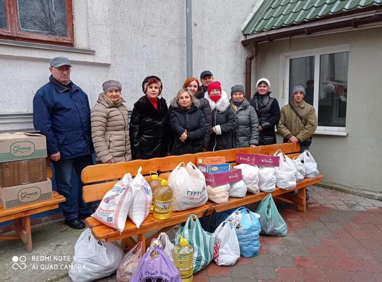 У День Святого Миколая, яке віряни західного обряду відзначають 6 грудня, працівники дошкільного закладу принесли для мешканців Будинку милосердя продукти харчування та солодощі.