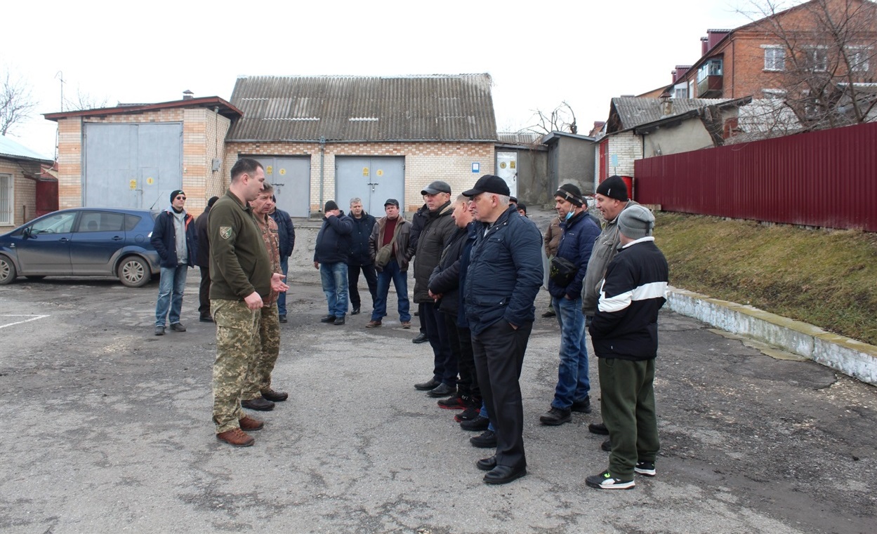 Начальник другого відділу Хмельницького районного територіального центру комплектування та соціальної підтримки Андрій Шуханов проводить роз'яснення резервістам.