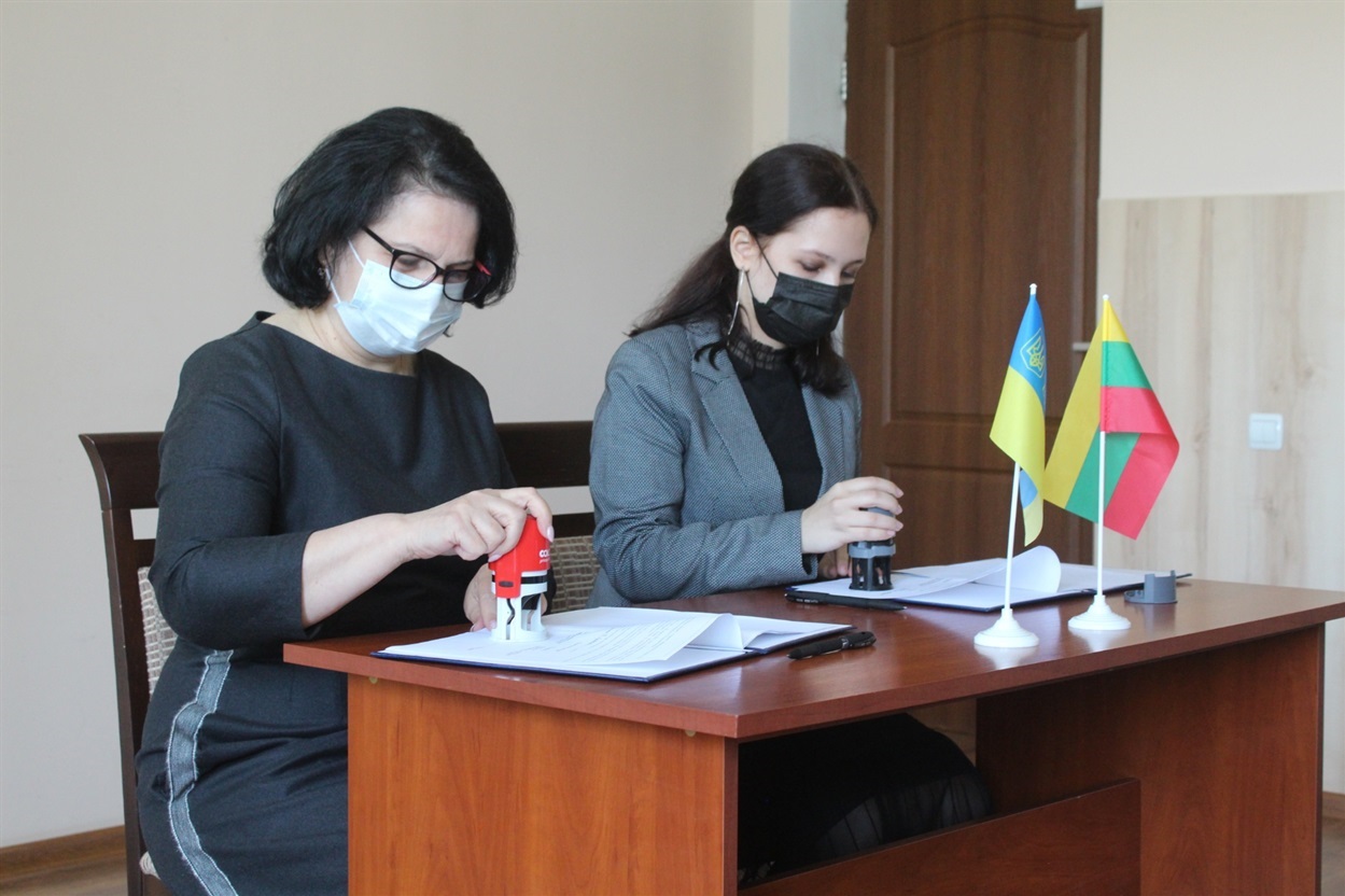 Меморандум підписали голова Городоцької громади Неоніла Андрійчук та заступниця директора ТОВ «АЙТІ ПРО» Анна Суржа, яка представляла проєкт «Моя Школа».