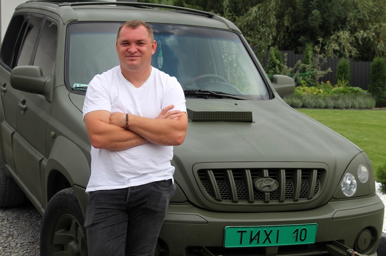 Максим Басун біля унікальної автівки.
